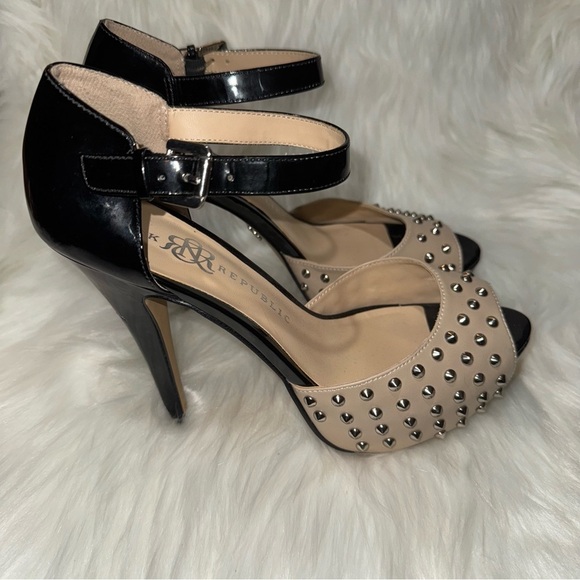 Rock & Republic Black and Tan Heels with Studded Accents - Picture 4 of 10